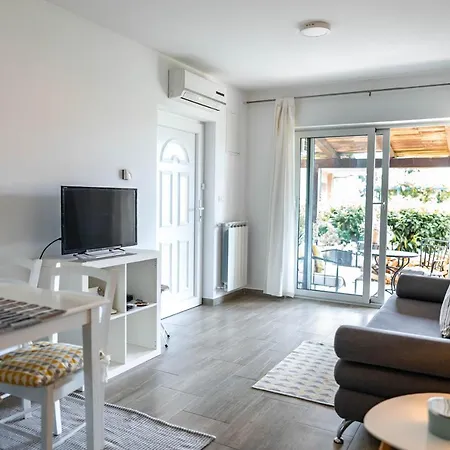 New Cosy With Private Parking Apartment