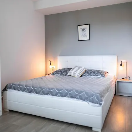 New Cosy With Private Parking Apartment